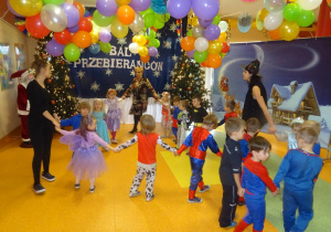 Dzieci tańczą w kole z panią dyrektor Marią Królikowską, p. Anią i p. Natalią.